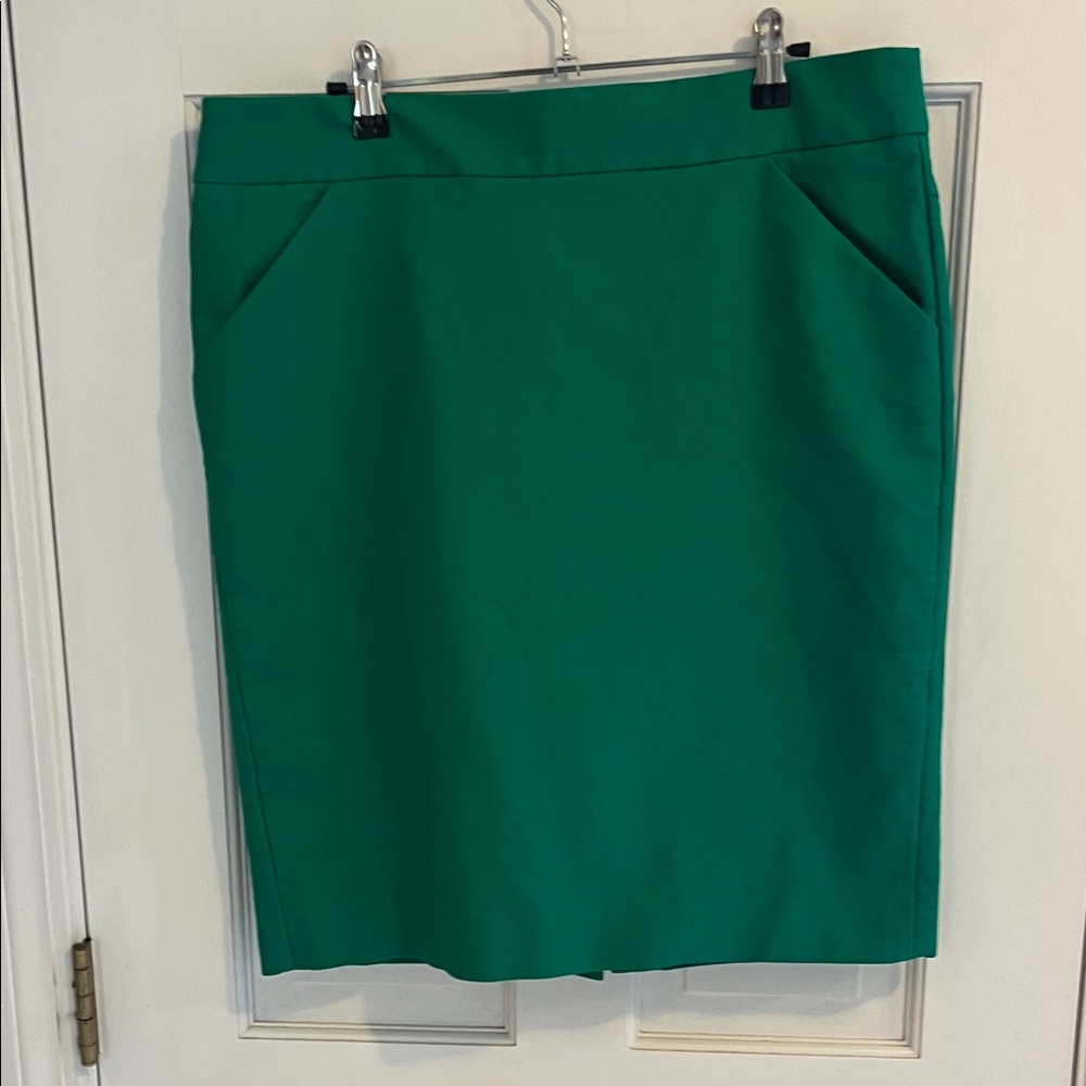J crew the pencil skirt size 14 in excellent condtion pretty green